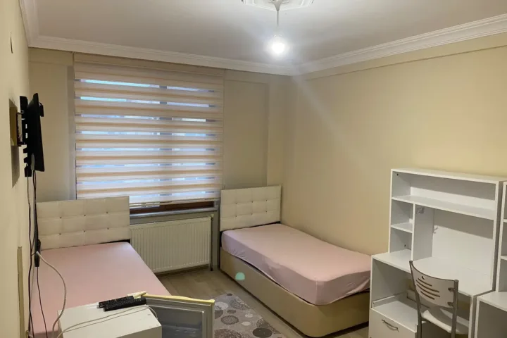 Marina Vizyon Kız Yurdu iki kişilik oda, bazalı yataklar ve çalışma masası