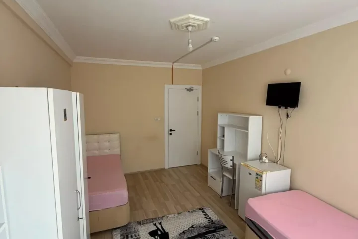 Marina Vizyon Kız Yurdu öğrenci odası, televizyon ve buzdolabı